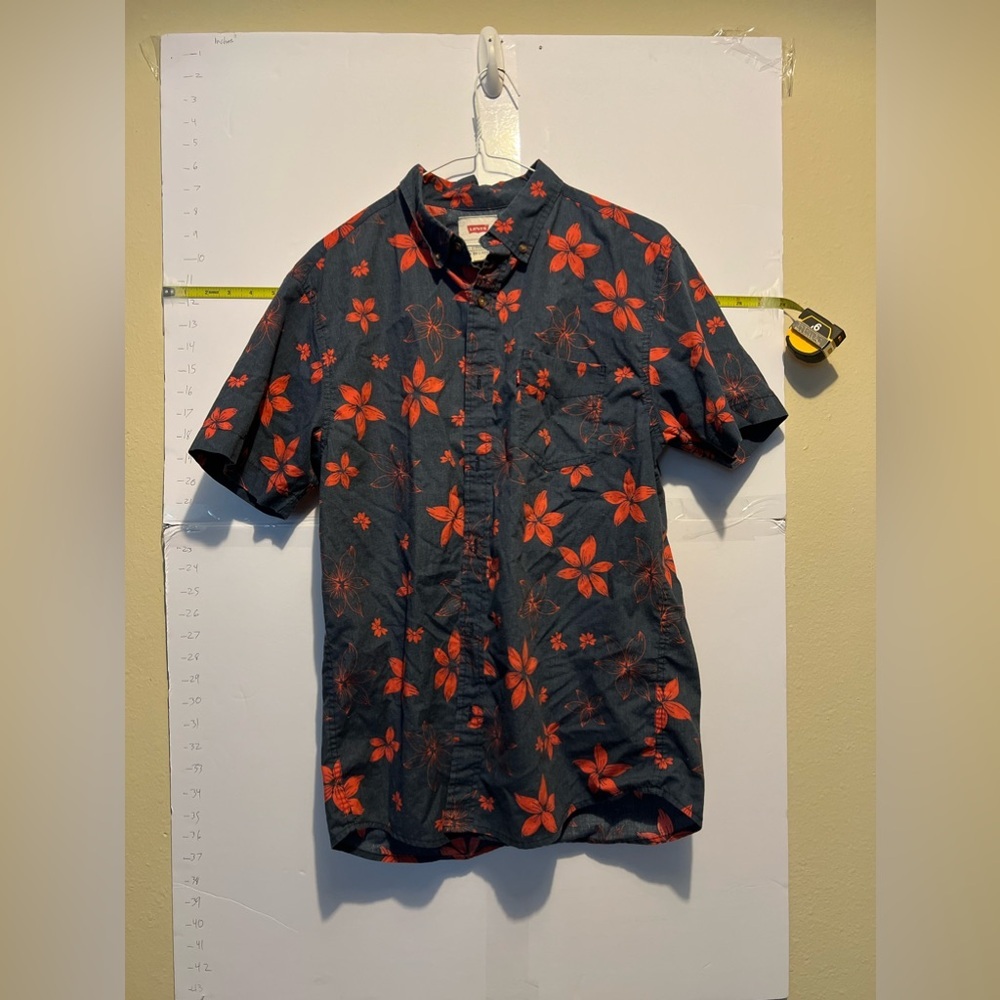 Levi’s causal button up shirt